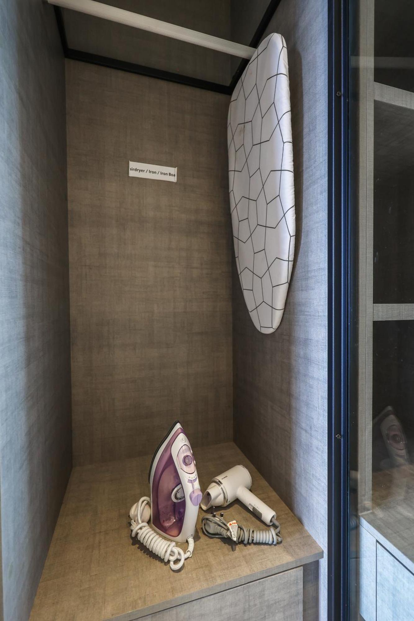 Apartmán Millerz Square By Mykey Kuala Lumpur Exteriér fotografie A surfboard in a hotel room