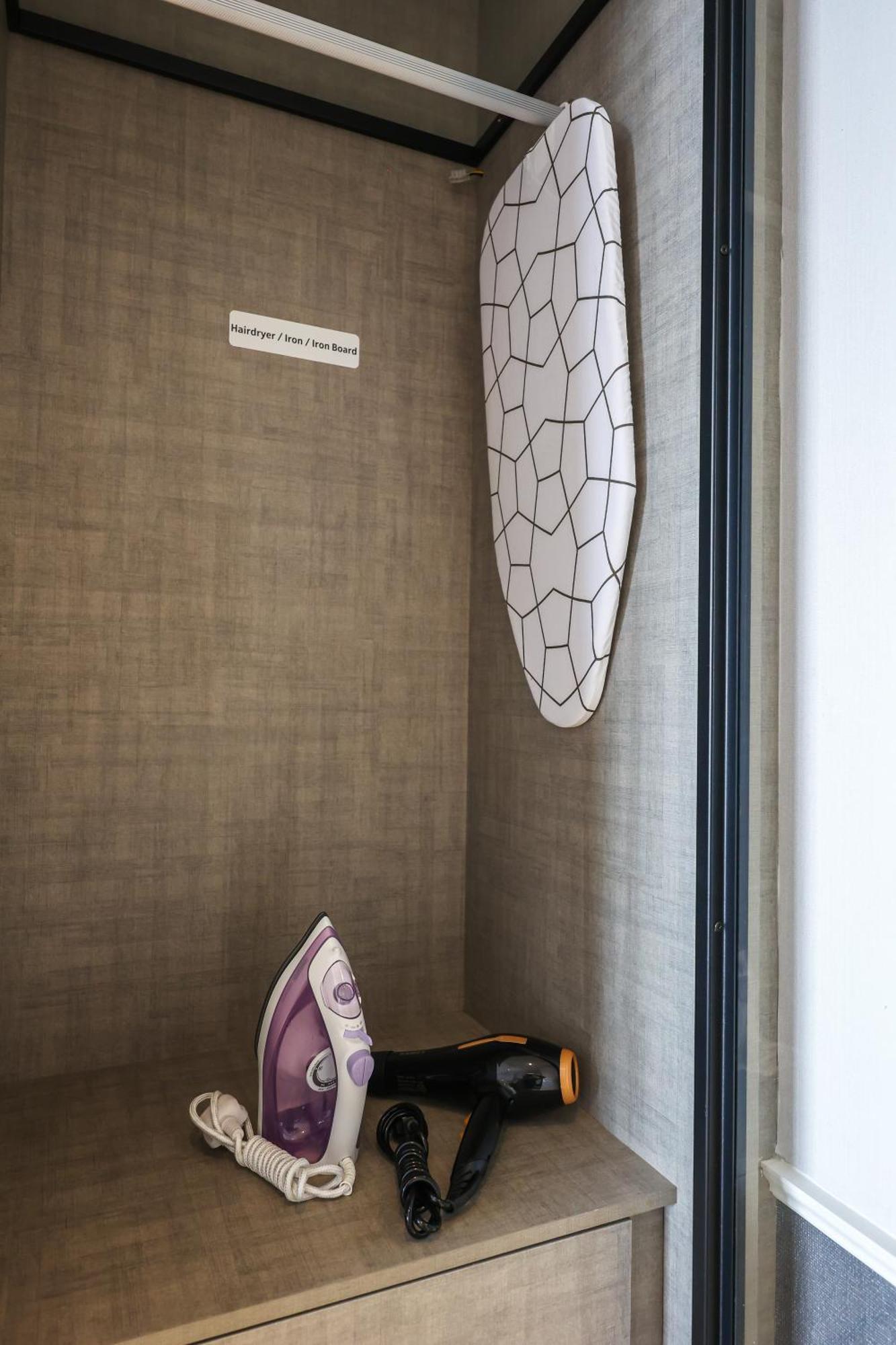 Apartmán Millerz Square By Mykey Kuala Lumpur Exteriér fotografie A refrigerator with a built-in ironing board